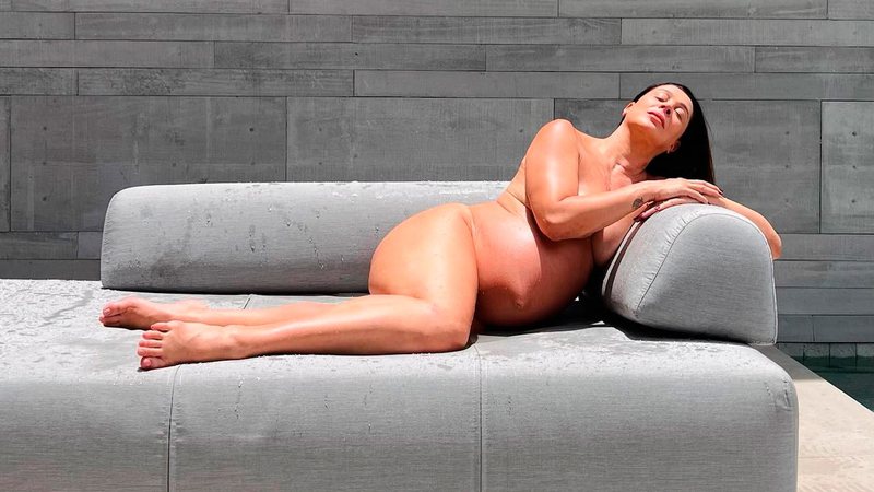 Claudia Raia posou nua e exibiu o barrigão de grávida aos 56 anos - Foto: Reprodução/ Instagram@claudiaraia e @aledesouza1970