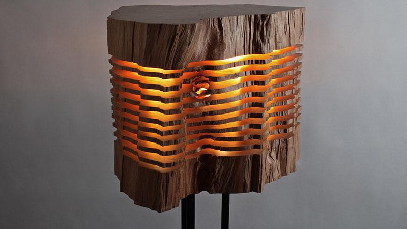 Luminária feita com madeira para lareira - Foto: Paul Foeckler