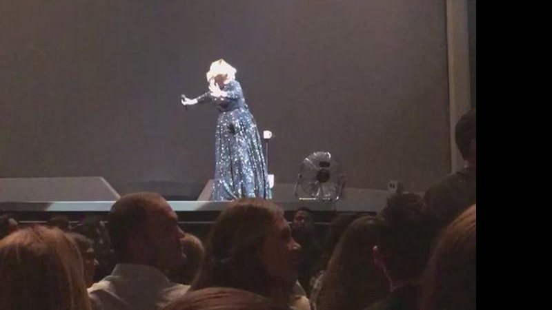 Adele arrancou gargalhadas do público com sua reação ao ver um morcego - Foto: Reprodução/ Twitter