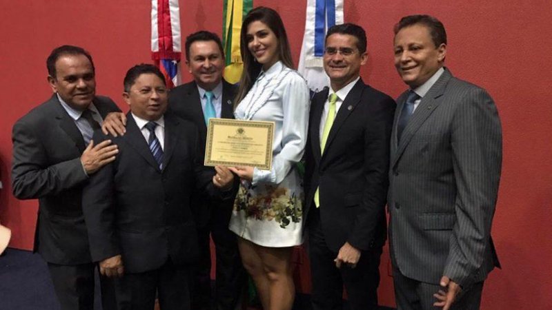 Vivian Amorim recebeu o certificado de honra ao mérito na Assembleia Legislativa do Amazonas - Foto: Reprodução/ Instagram