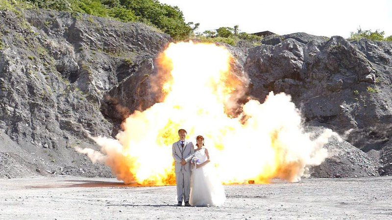 Casal de japoneses resolveu fazer um ensaio de casamento explosivo - Foto: Reprodução