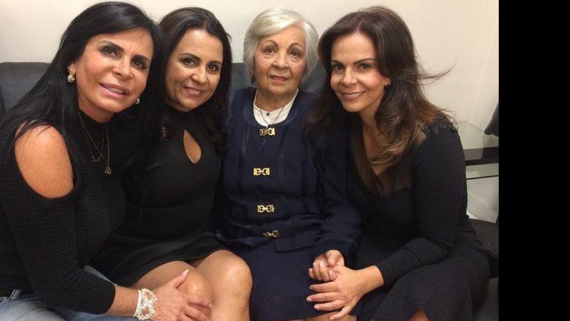 Gretchen com as irmãs, Yara e Sula Miranda, e a mãe, Maria José - Foto: Reprodução/ Instagram