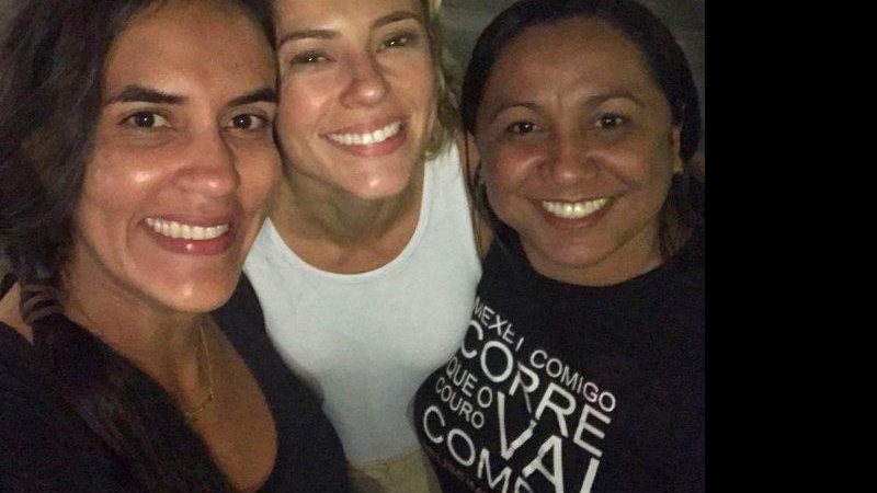 Paolla Oliveira entre as lutadoras profissionais Erica Paes e Tatiana Fernandes - Foto: Reprodução/ Instagram