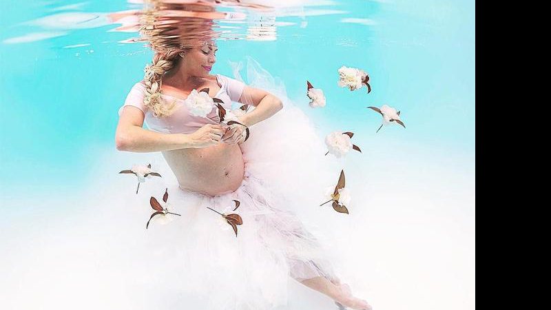 Karina Bacchi posa para ensaio maternidade subaquático - Foto: Reprodução/ Instagram