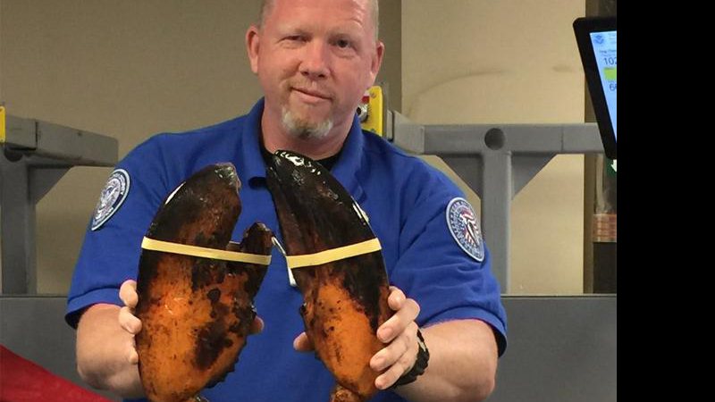 O agente Michael McCarthy posou com o crustáceo - Foto: Twitter/ TSAmedia_MikeM