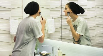 Ivana será flagrada por Joyce enquanto estiver fazendo a barba - Foto: TV Globo/ César Alves