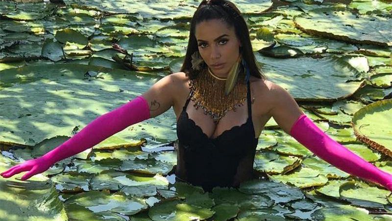 Anitta leva tombo durante gravação do clipe de Is That For Me na Amazônia - Foto: Reprodução/ Instagram