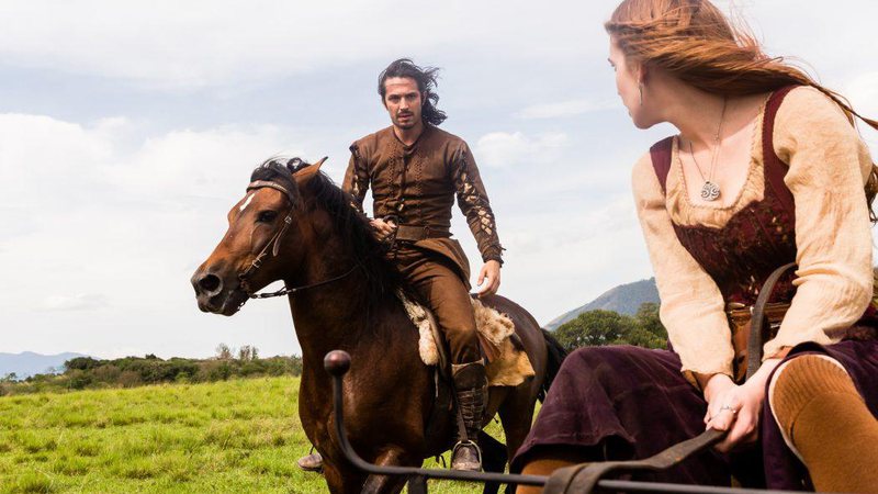 Amália perde o controle da carroça e desmaia. Afonso galopa em seu cavalo para salvá-la - Foto: TV Globo/ Tata Barreto